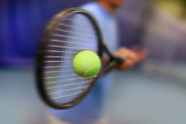 Male tennis player in action — Stock Photo, Image